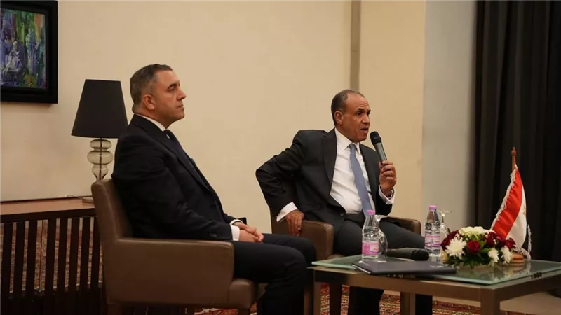 للتواصل مع المصريين في الخارج.. وزير الخارجية يلتقي الجالية المصرية بالجزائر