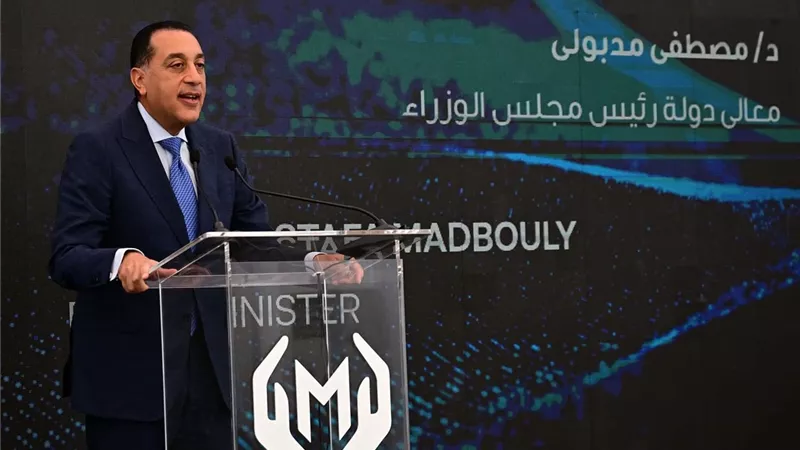 مدبولي: الحكومة تسعى لتعزيز صناعة السيارات بدعم الشركات الوطنية والعالمية العملاقة