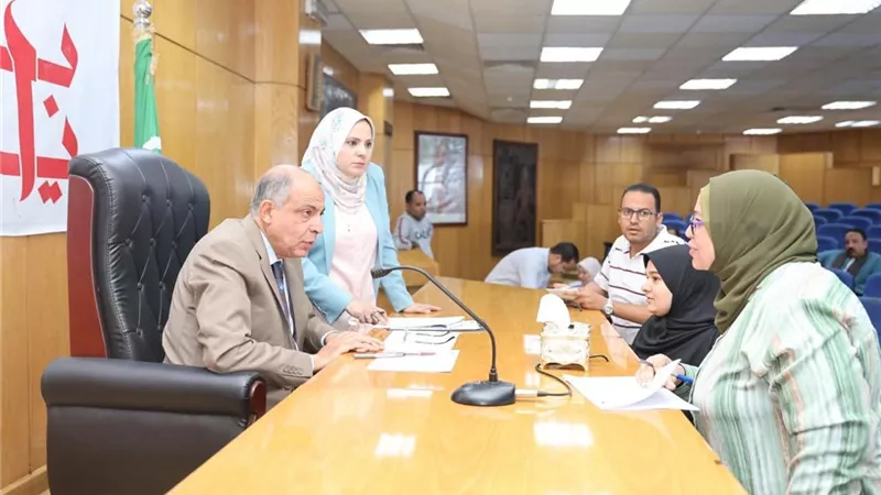 محافظ المنيا يستجيب لـ146 شكوى ويوجه بتسليم شقق وتوفير فرص عمل فورية