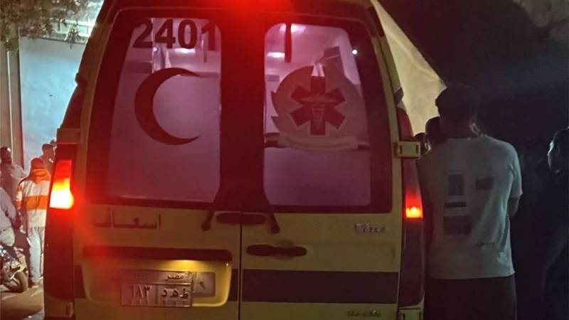 مصرع عامل وإصابة آخر في انفجار أسطوانة أكسجين داخل مصنع بالوراق.. صور 
