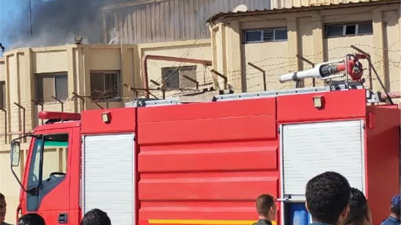 إصابة عامل باختناق في حريق هائل بمصنع ملابس بالعامرية في الإسكندرية