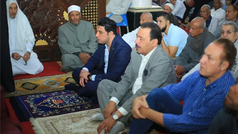 نائب محافظ سوهاج يؤدي الجمعة ويكرم حفظة القرآن الكريم بمسجد الشبان المسلمين