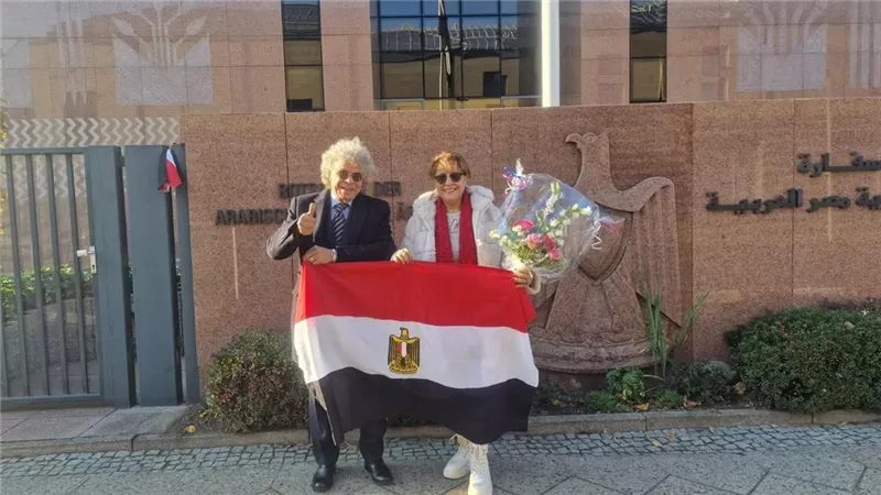 باقات الورود تزين طوابير الناخبين.. المصريون في برلين يشاركون في انتخابات مجلس النواب 2025
