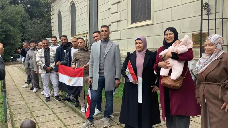 مشهد وطني.. أم تحمل رضيعتها أمام السفارة المصرية في روما بانتخابات مجلس النواب