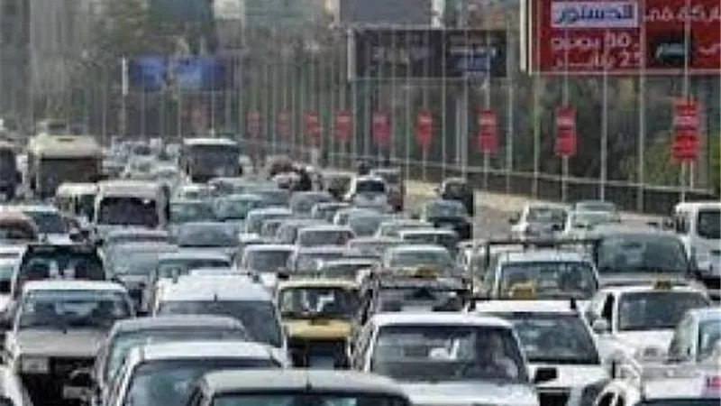 كثافات أعلى كوبري أكتوبر وتباطؤ بشارع الهرم.. خريطة المرور بمحاور القاهرة والجيزة