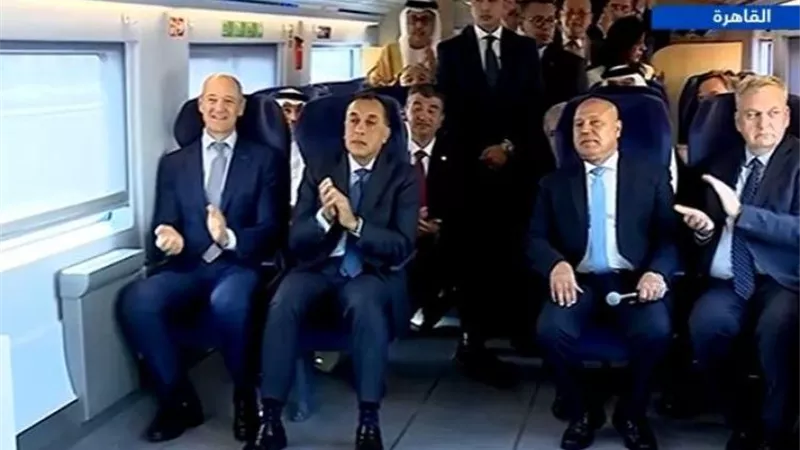 لحظة تاريخية.. رئيس الوزراء يشهد بدء التشغيل التجريبي للقطار الكهربائي السريع