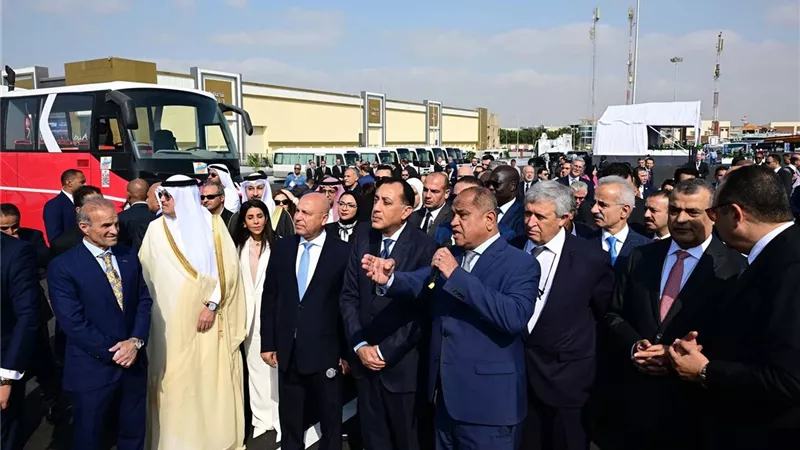 لخدمة المجال السياحي بمصر.. رئيس الوزراء يتفقد أول أتوبيس برمائي مُصنّع محليا 