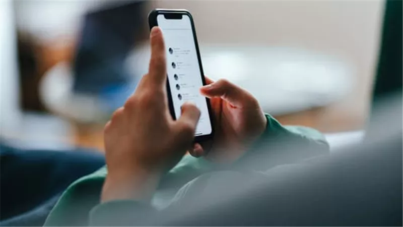 دراسة كندية تنسف الأسطورة: استخدام الهاتف قبل النوم لا يفسد النوم
