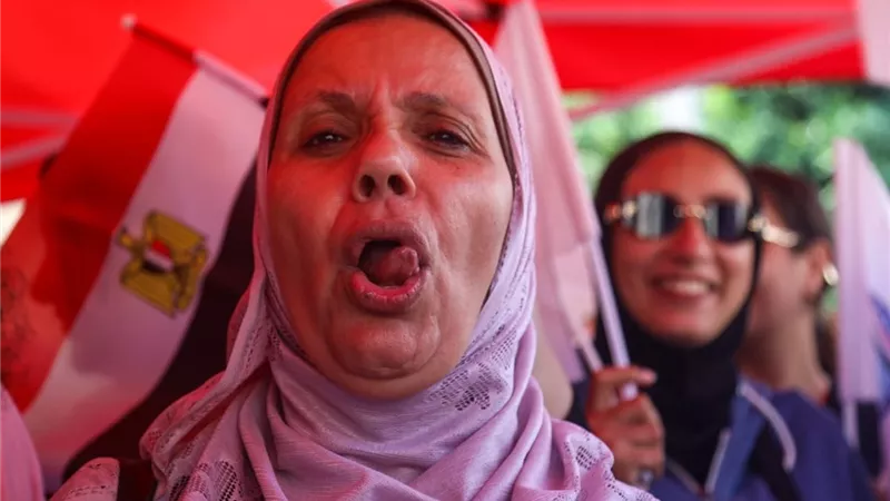 بالزغاريد والأعلام.. السيدات يتصدرن المشهد أمام لجان الانتخابات بالإسكندرية