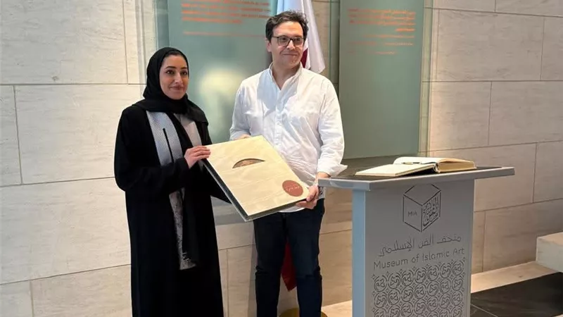 وزير الثقافة يطلع على معروضات متحف الفن الإسلامي في الدوحة