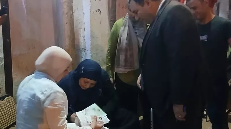 لقطة إنسانية بلجنة البدرشين.. رئيس اللجنة يساعد مسنة على الإدلاء بصوتها| صور