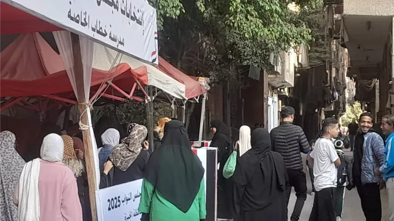 انتخابات النواب.. الناخبون يصطفون أمام مدرسة خطاب الخاصة بأرض اللواء للإدلاء بأصواتهم