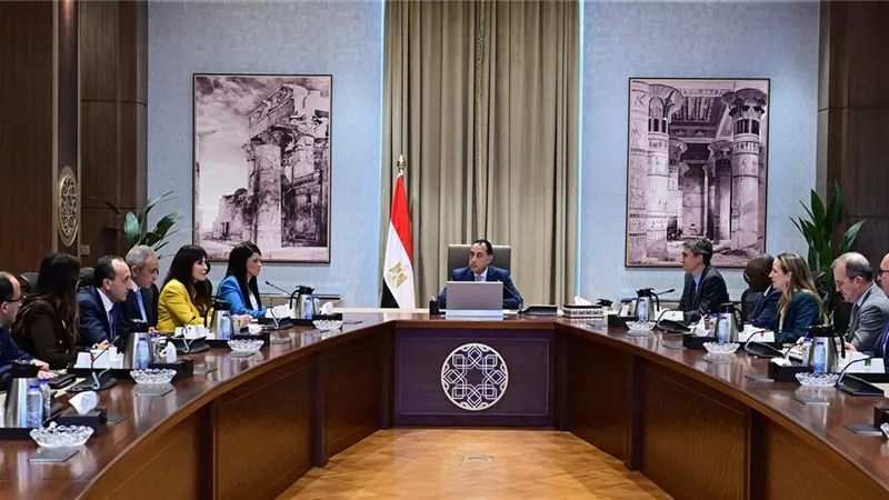 رئيس الوزراء يبحث مع وفد البنك الدولي تعزيز التعاون في البنية التحتية والطاقة والمياه