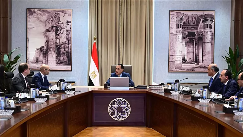 مدبولي يلتقي سكرتير عام المحكمة الدائمة للتحكيم ويؤكد دعم مصر