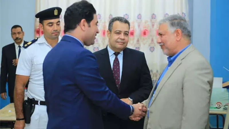 نائب محافظ سوهاج يتفقد اللجان الانتخابية قبل غلق صناديق الاقتراع