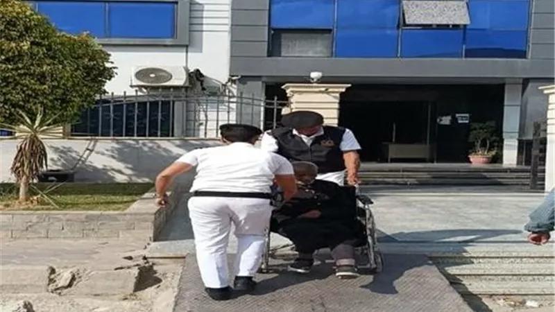 الشرطة تنقل مسن غير قادر على الحركة للمستشفى بمدينة بدر
