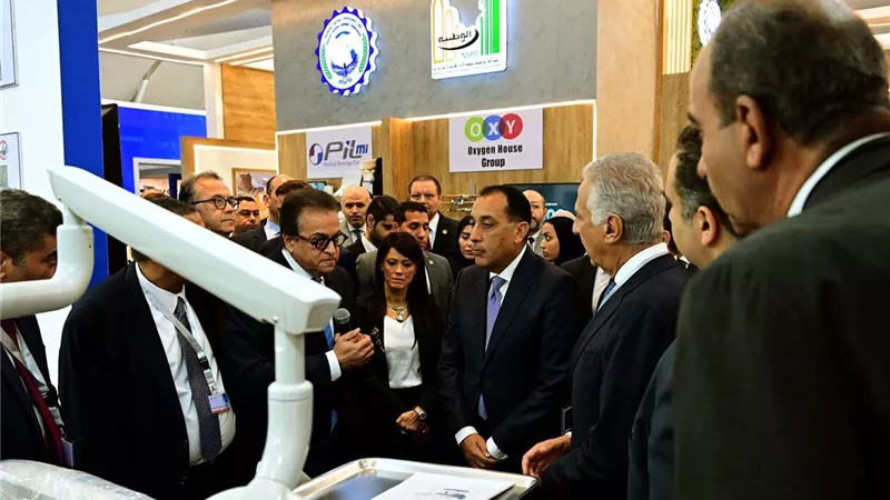 رئيس الوزراء يزور معرض 