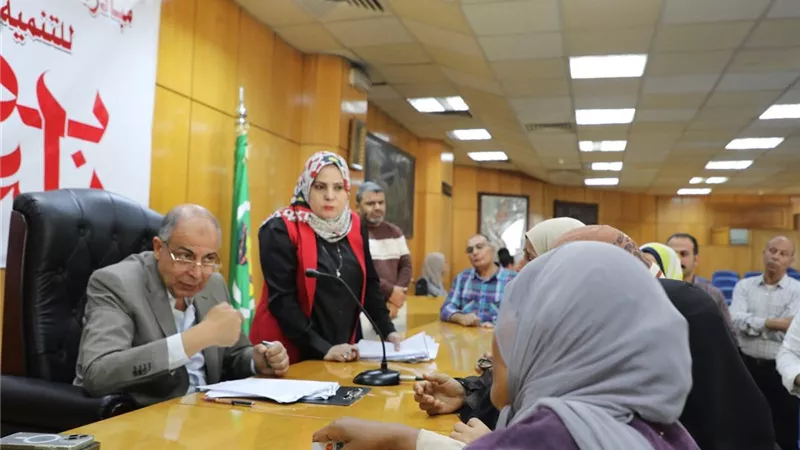 محافظ المنيا يستمع لـ70 حالة إنسانية ويوجه بمساعدات مالية للأكثر احتياجًا