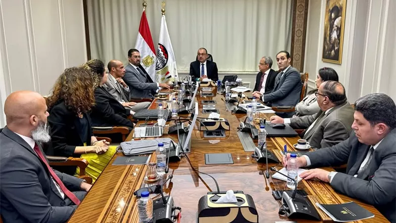 وزير قطاع الأعمال يجتمع بمسؤولي 