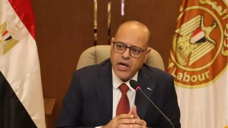 وزير العمل: إصابة 7 عمال في سقوط صبّة خرسانية داخل مبنى تحت الإنشاء ببنها