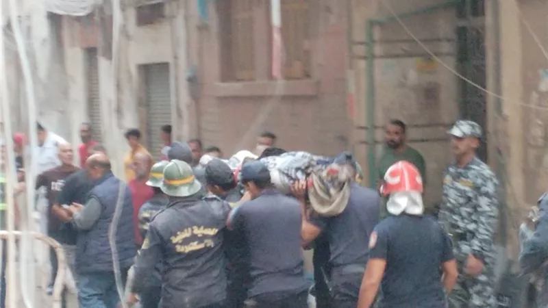 انتشال جثمان شاب تحت أنقاض عقار الجمرك بالإسكندرية المنهار 