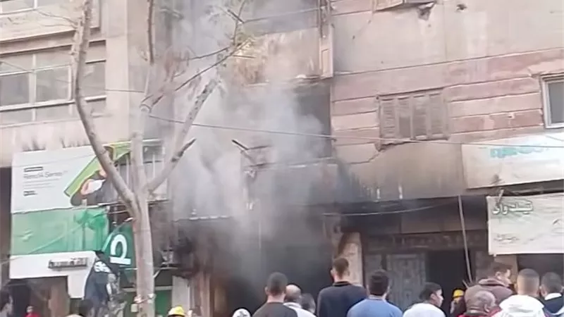 السيطرة على حريق محل عطارة امتد لعدد من الشقق بكفر طهرمس ببولاق| صور  