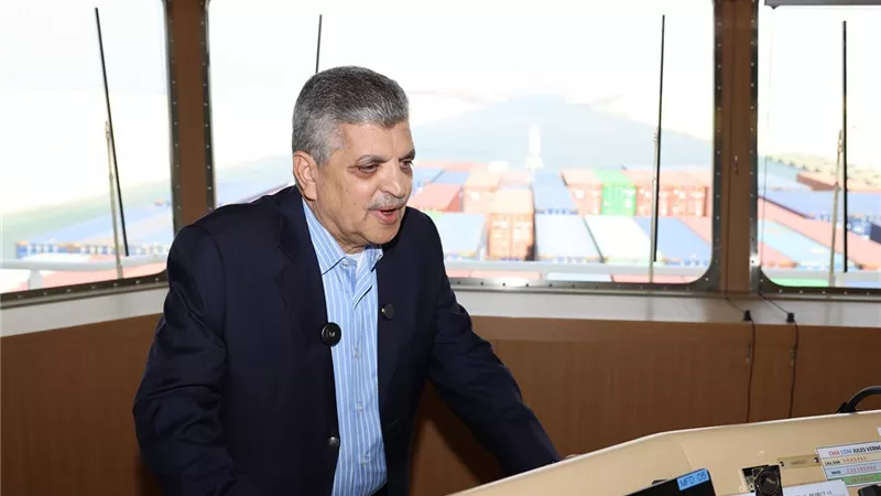 أسامة ربيع: قناة السويس جاهزة لاستقبال سفن الحاويات العملاقة