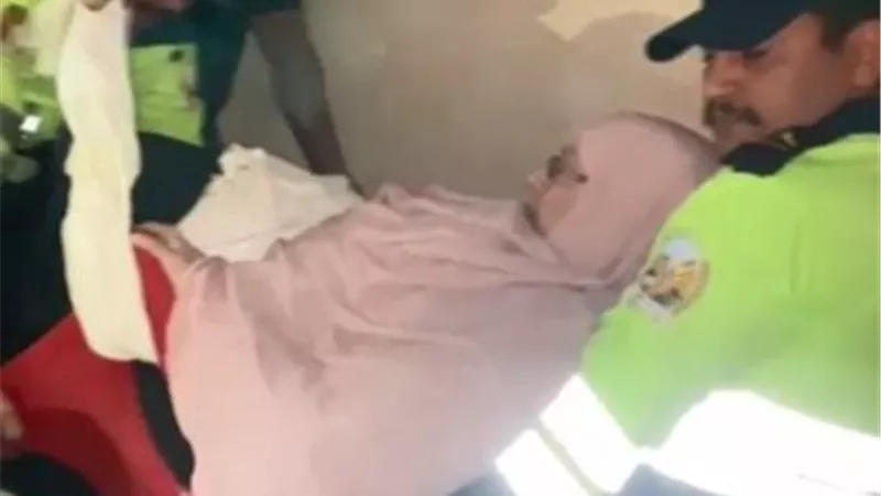 لفتة إنسانية.. الأمن ينقل سيدة غير قادرة على الحركة إلى المستشفى في المعادي