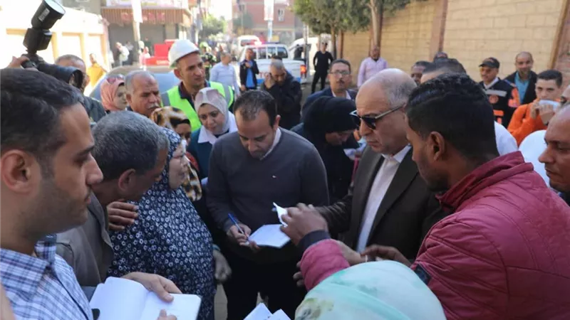 محافظ المنيا يتفقد شوارع أبوقرقاص ويستمع لشكاوى المواطنين