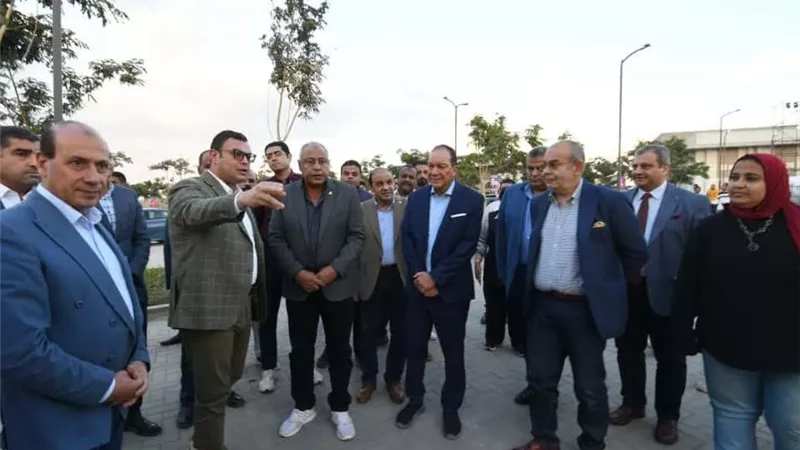 وزير الإسكان يتفقد 