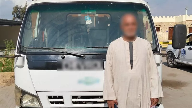 الأمن يضبط سائق نقل بالغربية بعد استخدام مصابيح تشكل خطورة على قائدي السيارات