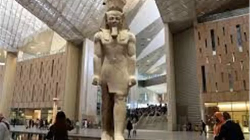 المتحف المصري الكبير يجذب 19 ألف زائر يوميًا.. وتوقعات دولية بانتعاش سياحي ضخم