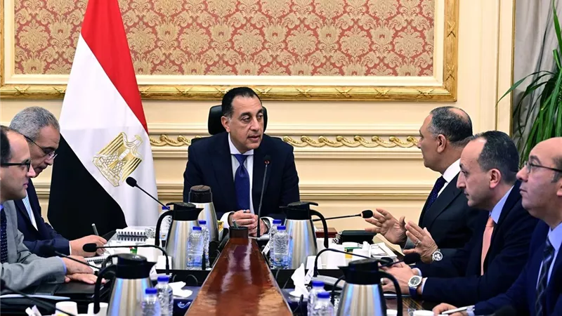 رئيس الوزراء يتابع مع رئيس المركز الوطني لتخطيط استخدامات أراضي الدولة عدداً من ملفات العمل