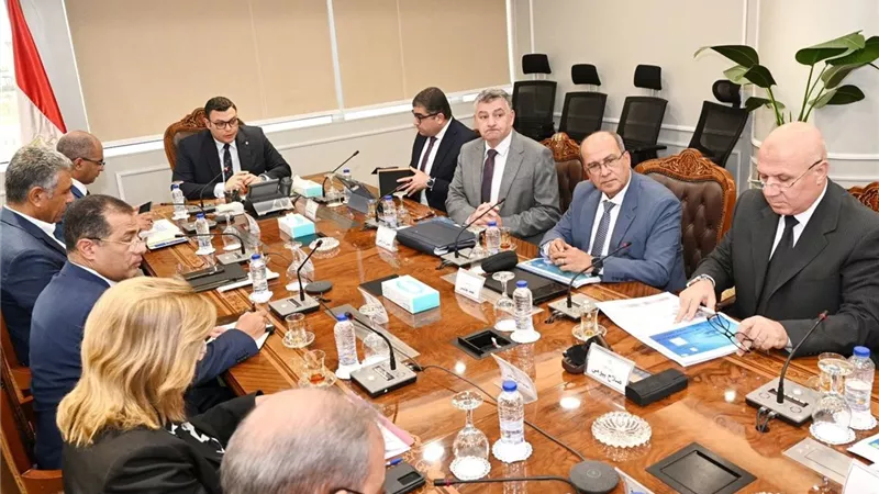 وزير الإسكان يتابع الموقف التنفيذي لمشروعات المرحلة الأولى للمبادرة الرئاسية 