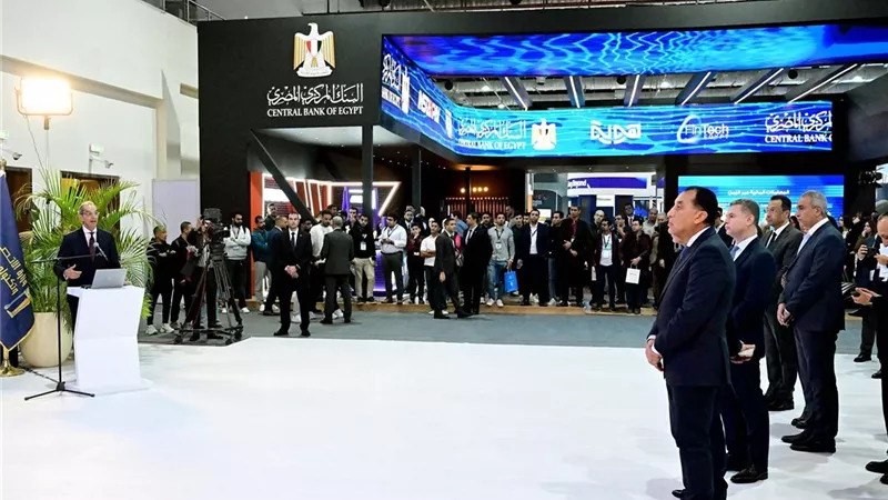 رئيس الوزراء يستمع لعرض تقديمي حول مشروعات وزارة الاتصالات وتكنولوجيا المعلومات