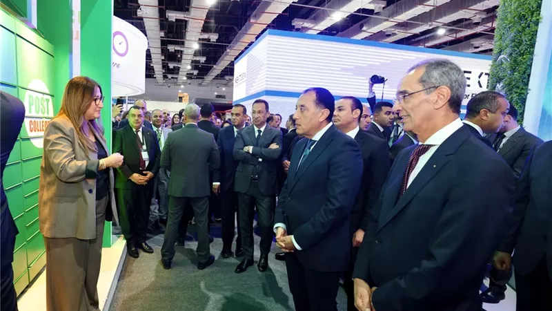 مدبولي يفتتح جناح البريد ويطّلع على أحدث الخدمات الرقمية في Cairo ICT 2025