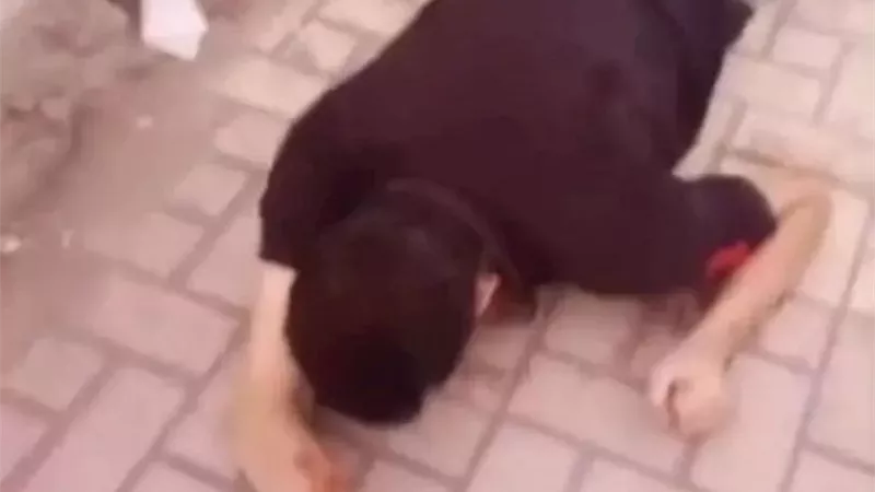 طلع صاحبه.. قاتل صديقه بالإسكندرية يمثل جريمته أمام النيابة (صور)