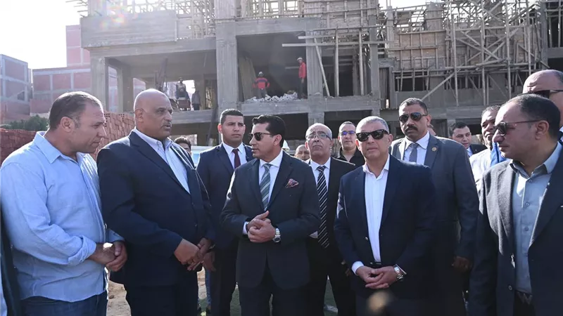 وزير الرياضة ومحافظ الإسماعيلية يتفقدان مشروع إنشاء المدرسة المصرية اليابانية