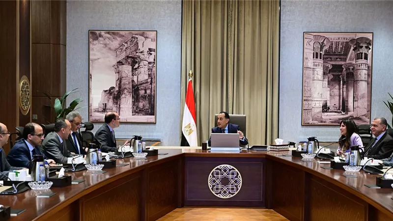 مدبولي يطلع على أداء الاقتصاد وجذب الاستثمارات مع وزير المالية