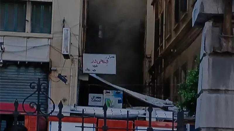 السيطرة على حريق هائل بأكشاك منطقة المنشية بالإسكندرية دون إصابات 