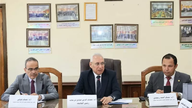 رئيس جامعة المنيا يجتمع بمكتب العلاقات الدولية لتعزيز التعاون الدولي