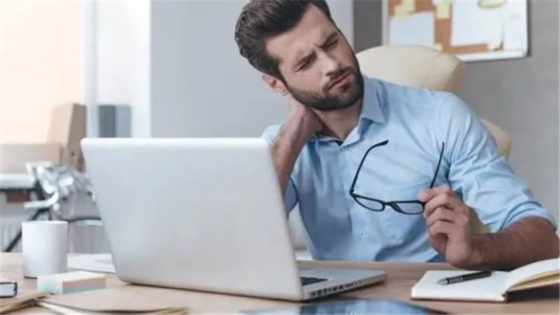 من التوتر إلى الاكتئاب.. العمل المفرط يكشف وجهه المظلم