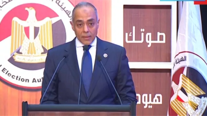 غرفة العمليات بالهيئة الوطنية للانتخابات تتابع سير التصويت بالمرحلة الثانية للنواب