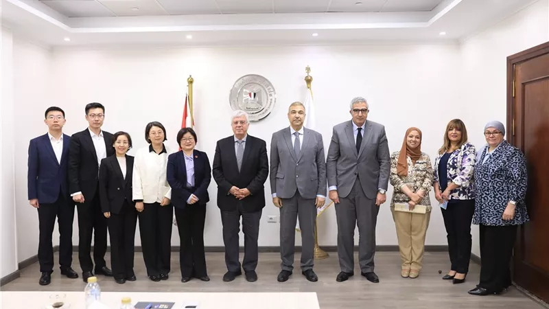 وزير التعليم العالي يبحث تعزيز التعاون مع وفد الجامعة المفتوحة بالصين