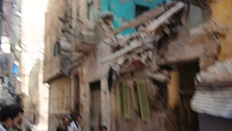 وكيل النائب العام يعاين عقارًا منهارًا بمنطقة اللبان بالإسكندرية