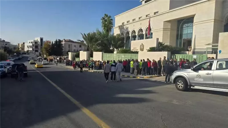 طوابير الناخبين أمام السفارة المصرية في عمّان باليوم الأول للمرحلة الثانية للنواب