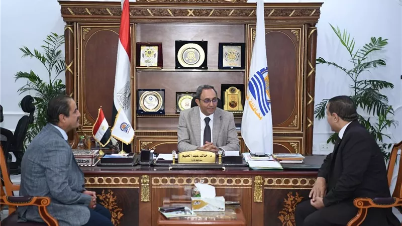 محافظ قنا يلتقي 