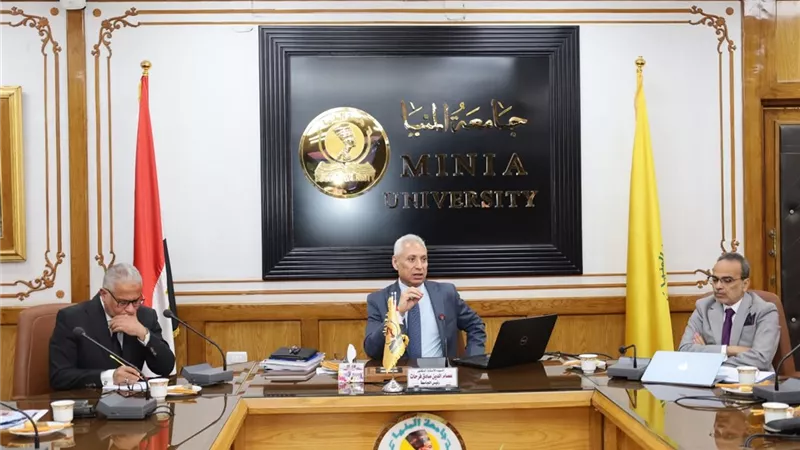 رئيس جامعة المنيا يناقش إعداد الخطة الاستراتيجية للجامعة 2026 – 2030