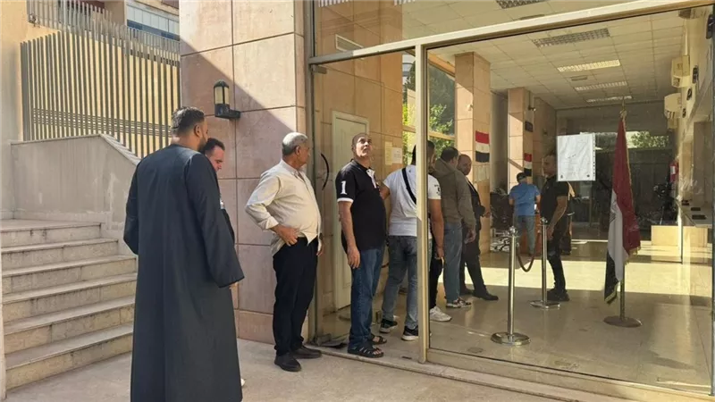إقبال الجالية المصرية على سفارة مصر ببيروت في اليوم الثاني للانتخابات