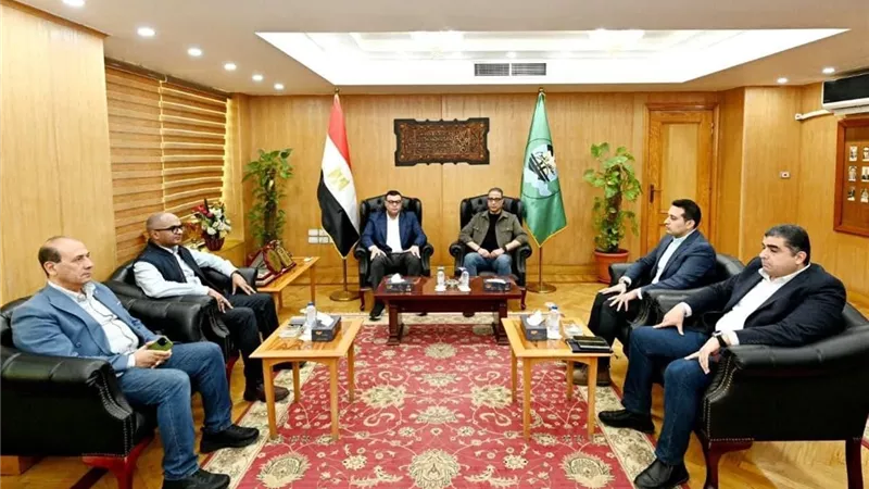 وزير الإسكان ومحافظ الفيوم يتابعان مشروعات 